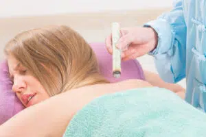 Thérapeute médecine alternative faire traitement moxa sur son client
