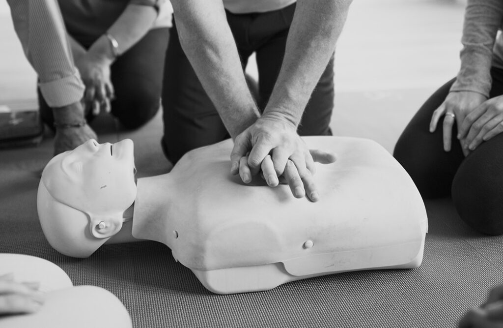 Massage cardiaque sur un mannequin