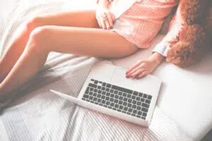 jolie femme sur un site de rencontre