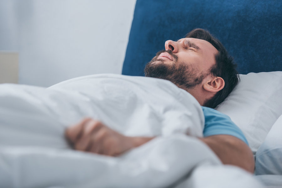 homme clinomane restant au lit