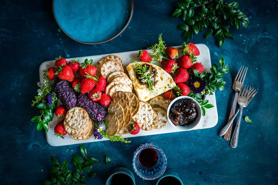 Assiette de fraises et crackers