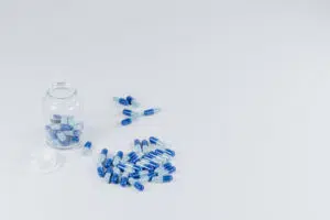 Pilules blanche et bleu.