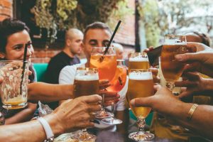 amis buvant de l'alcool