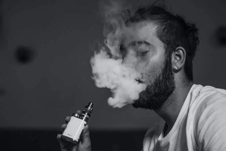 Homme qui vapote