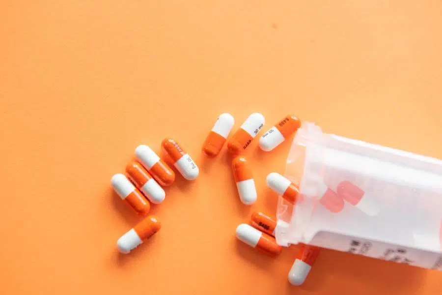 médicament orange et blanc de pharmacie