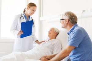 femme agée dans lit d'hôpital