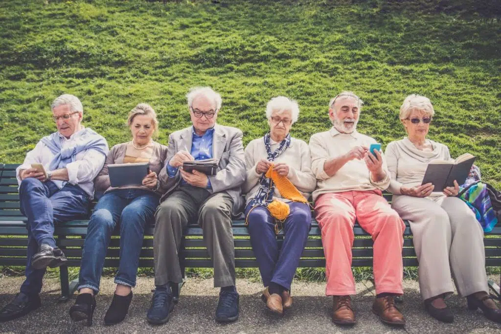 seniors dans le parc d'une maison de retraite