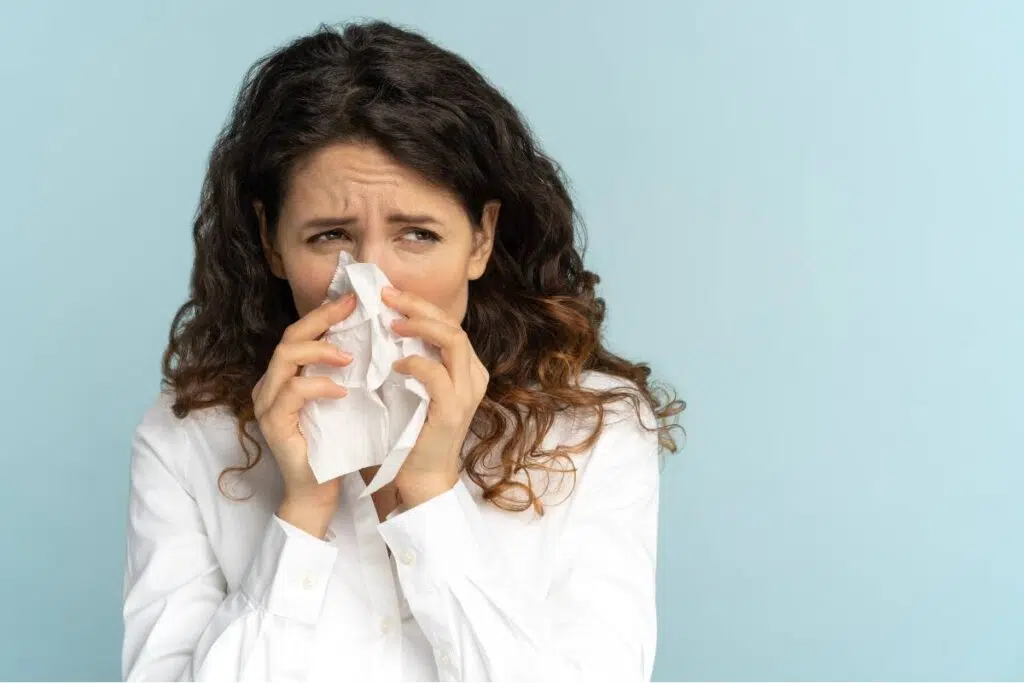 femme qui a la sensation d'avoir le nez bouché