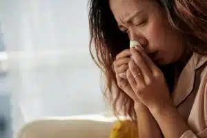 femme souffrant de méatotomie moyenne endonasale