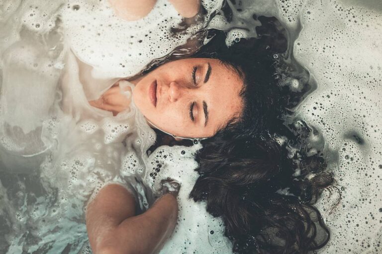 femme dans un bain