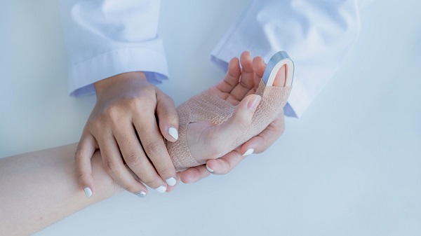 syndrome-de-la-main-etrangere-diagnostic-traitement