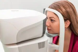 mesure de la pression oculaire de la jeune femme avec tonomètre