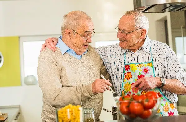 senior en train de cuisiner