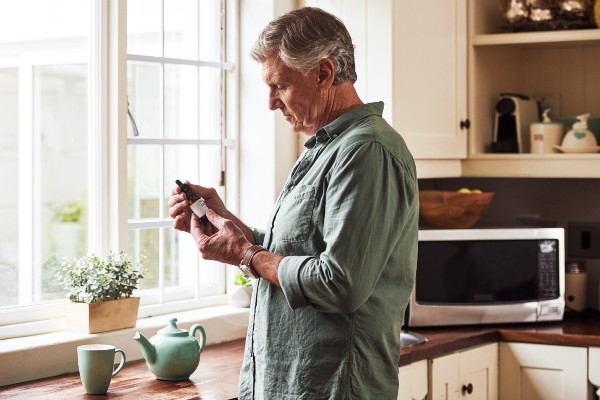 monsieur qui tient un cbd