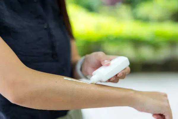 application crème solaire