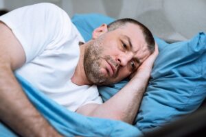 un homme qui dort paisiblement