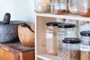 bocaux en verre avec des aliments en vrac