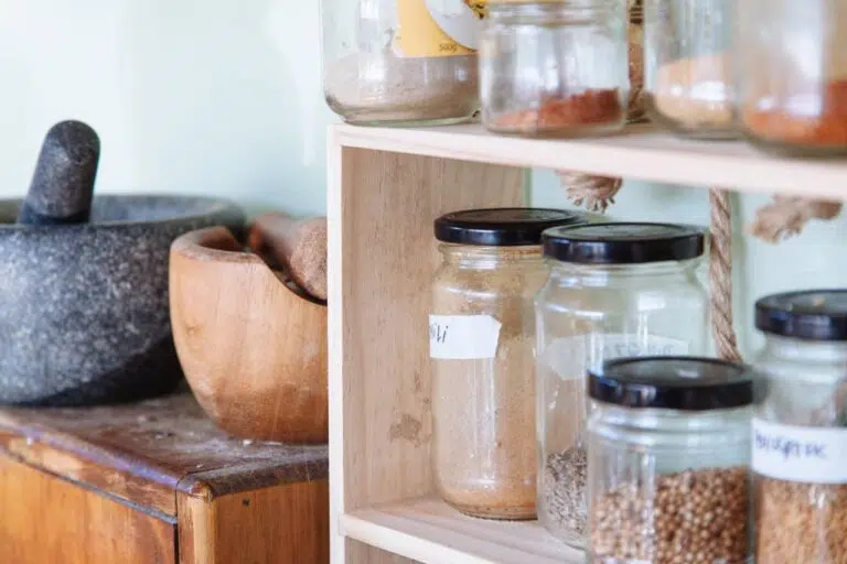 bocaux en verre avec des aliments en vrac
