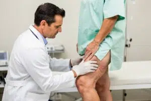 praticien posant un diagnostic de lipoedeme