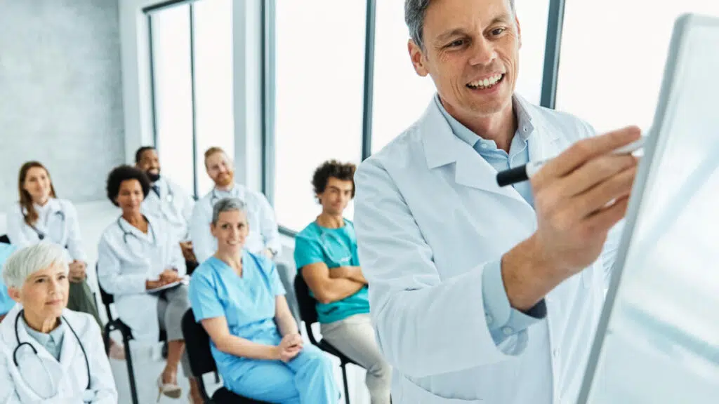 Seniors et soins personnalisés : le rôle des expériences immersives pour les professionnels