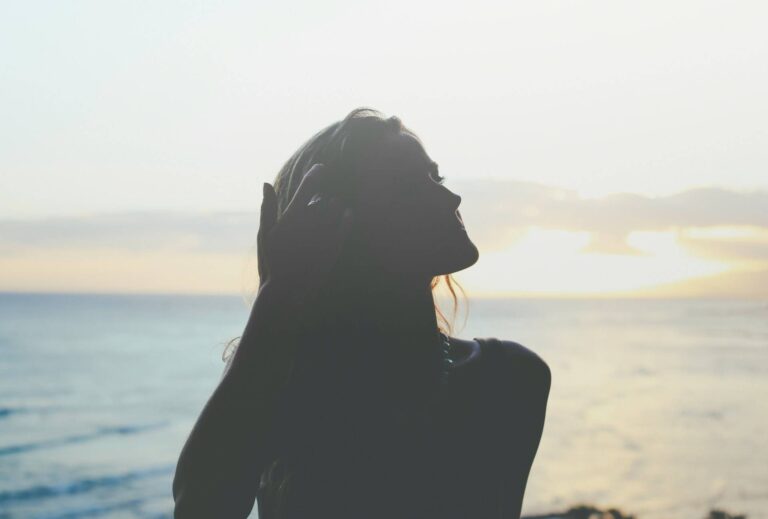 silhouette femme plage coucher de soleil